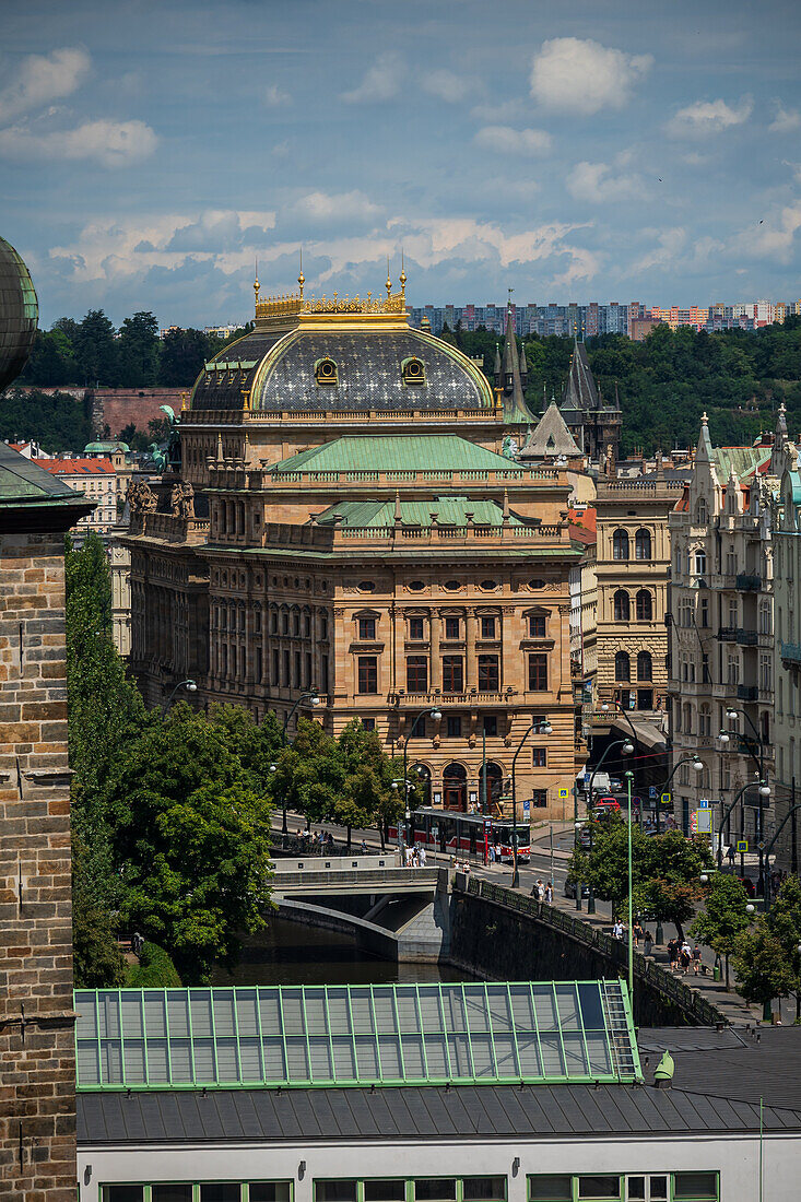 Blick auf die Stadt von der Dachbar des The Dancing House oder Ginger and Fred (Tancící dum), dem Spitznamen des Nationale-Nederlanden-Gebäudes auf dem Rašínovo nábreží in Prag, Tschechische Republik