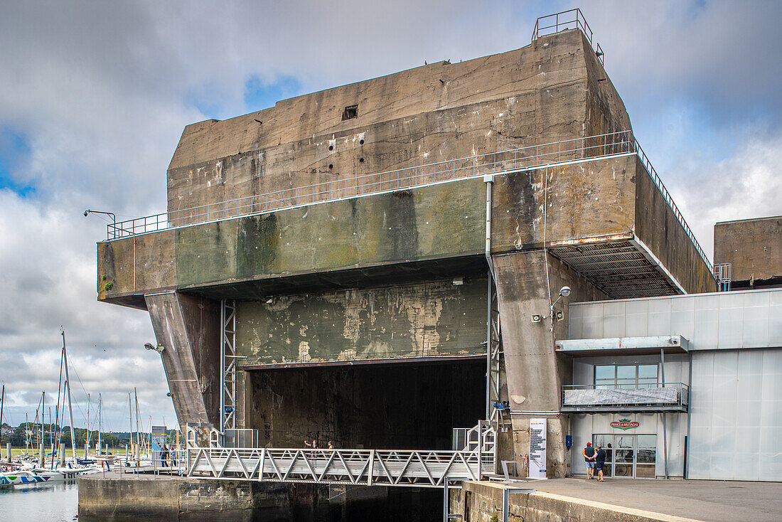 Außenansicht der deutschen U-Boot-Basis aus dem Zweiten Weltkrieg in Lorient, Bretagne, Frankreich. Ikonische historische Militärarchitektur.