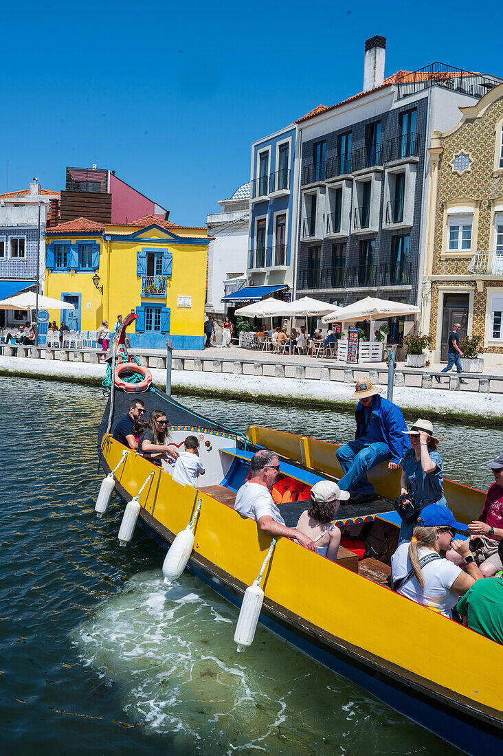 Bootsfahrt durch die Kanäle in einem farbenfrohen und traditionellen Moliceiro-Boot, Aveiro, Portugal