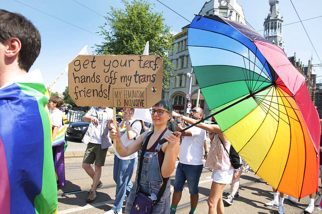 LGBTQ+ Aktivisten und Unterstützer nehmen am 20. Juli 2024 in Amsterdam, Niederlande, am Pride Walk teil. Die LGBTQ+-Gemeinschaft und ihre Unterstützer protestieren, um auf die Tatsache aufmerksam zu machen, dass LGBTQ+-Menschen weltweit diskriminiert und manchmal sogar verhaftet und strafrechtlich verfolgt werden. Weil sie so sind, wie sie sind.