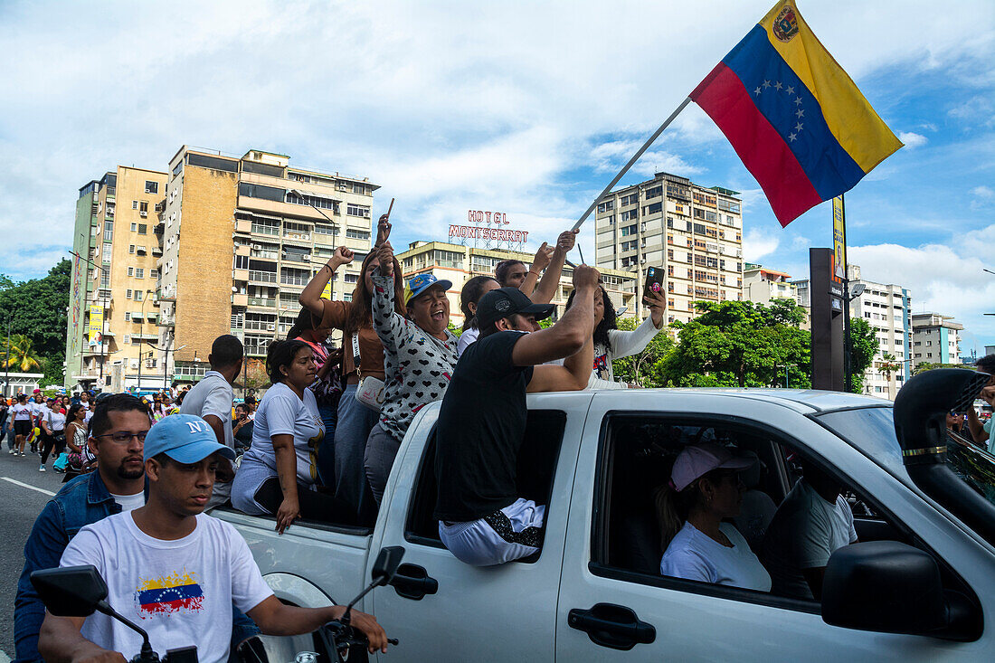 Protest der Menschen in Venezuela gegen die gefälschten Präsidentschaftswahlen, aus denen Nicolas Maduro mit 51 % der Stimmen als Sieger hervorging.