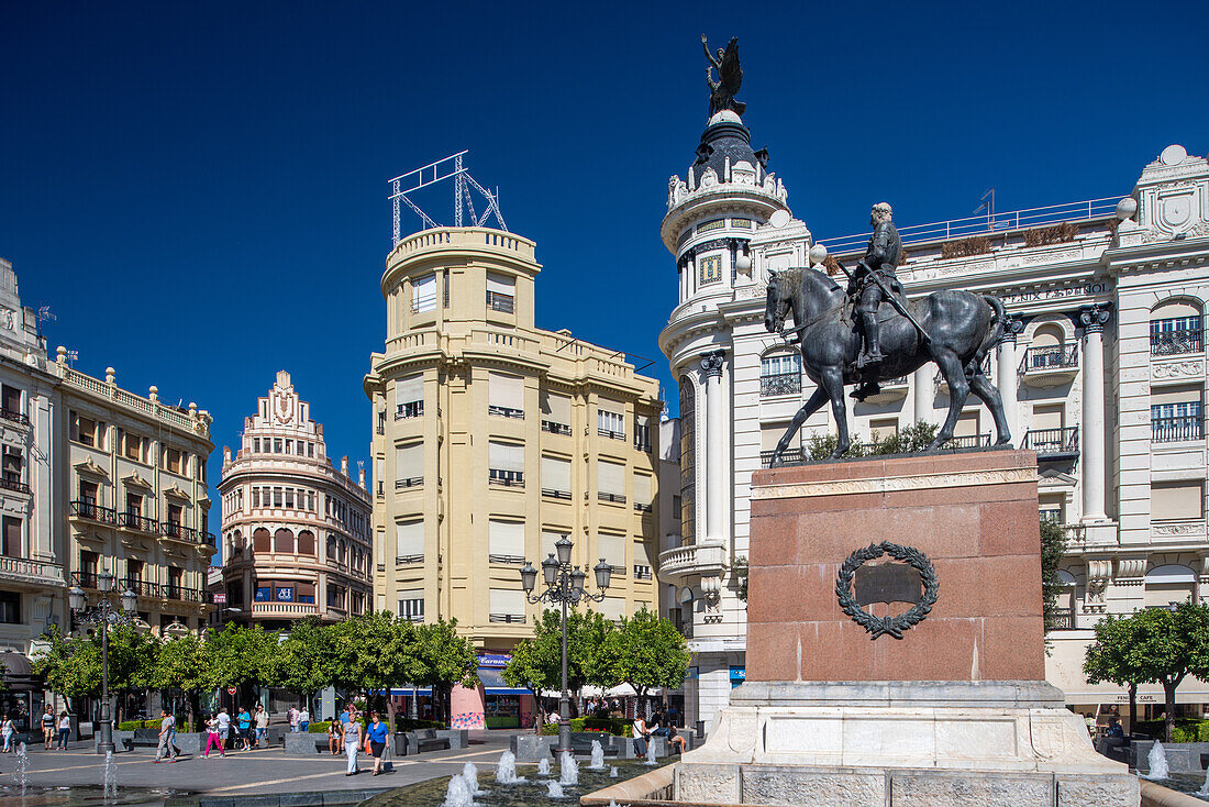 Blick auf die modernistische Architektur des frühen 20. Jahrhunderts auf der Plaza de las Tendillas, Córdoba, Spanien, mit dem Denkmal des Gran Capitan.