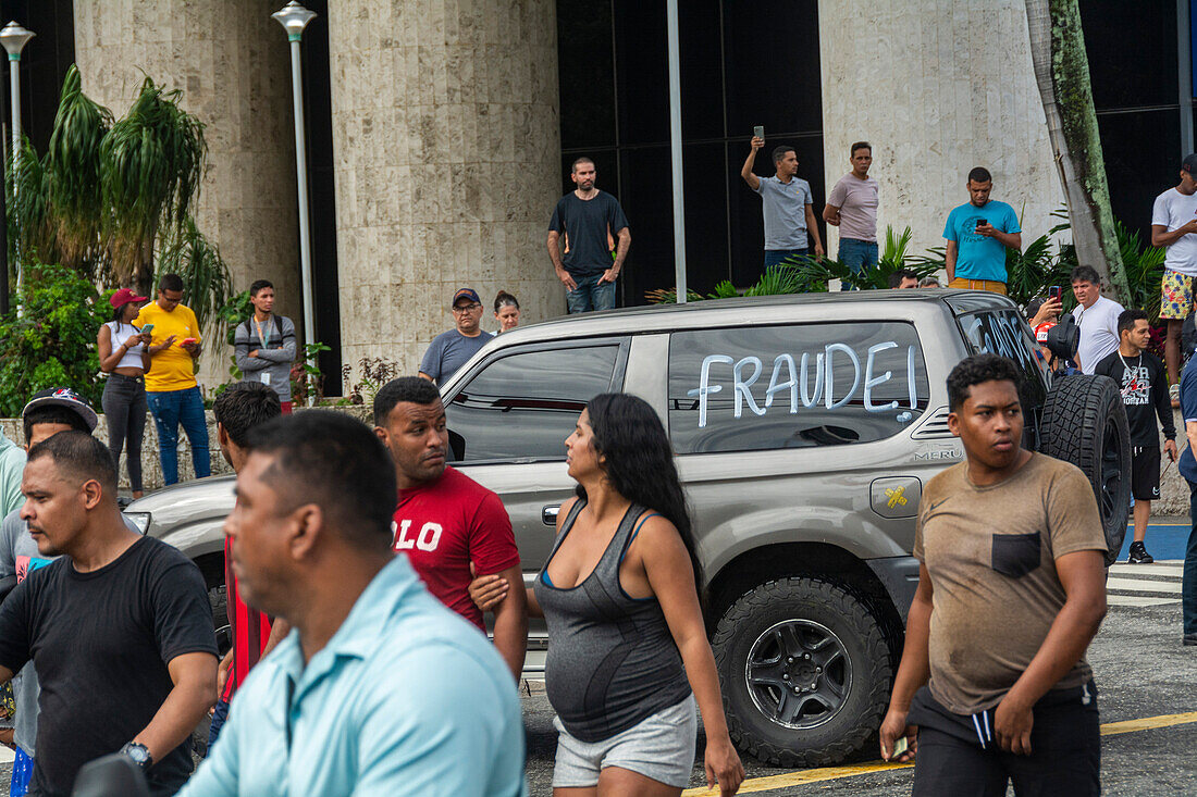 Protest der Bevölkerung Venezuelas gegen die gefälschten Präsidentschaftswahlen, aus denen Nicolas Maduro mit 51 % der Stimmen als Sieger hervorging.