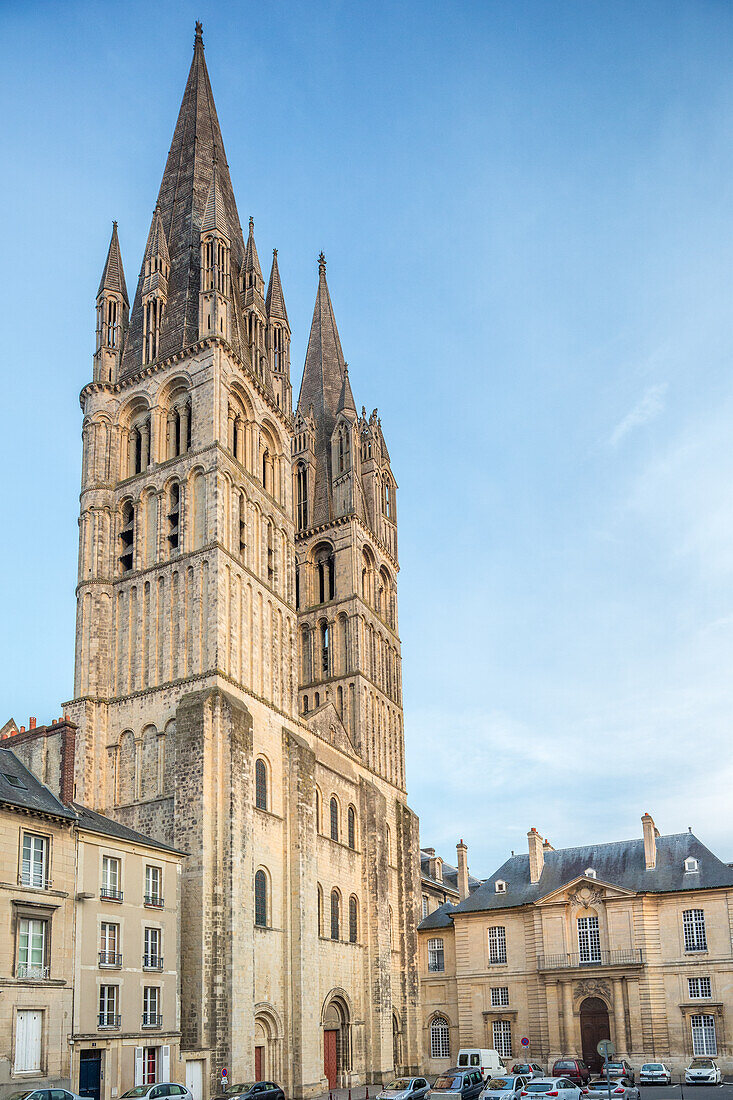 Die historische Abtei der Männer in Caen mit ihren gotischen Türmen vor einem ruhigen Himmel.