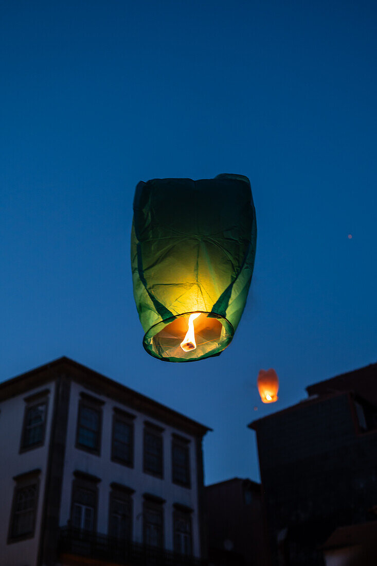 Heißluftballons starten während des Johannisfestes in Porto (Festa de Sao Joao do Porto) in der Nacht zum 23. Juni (Johannisnacht) in der Stadt Porto, Portugal