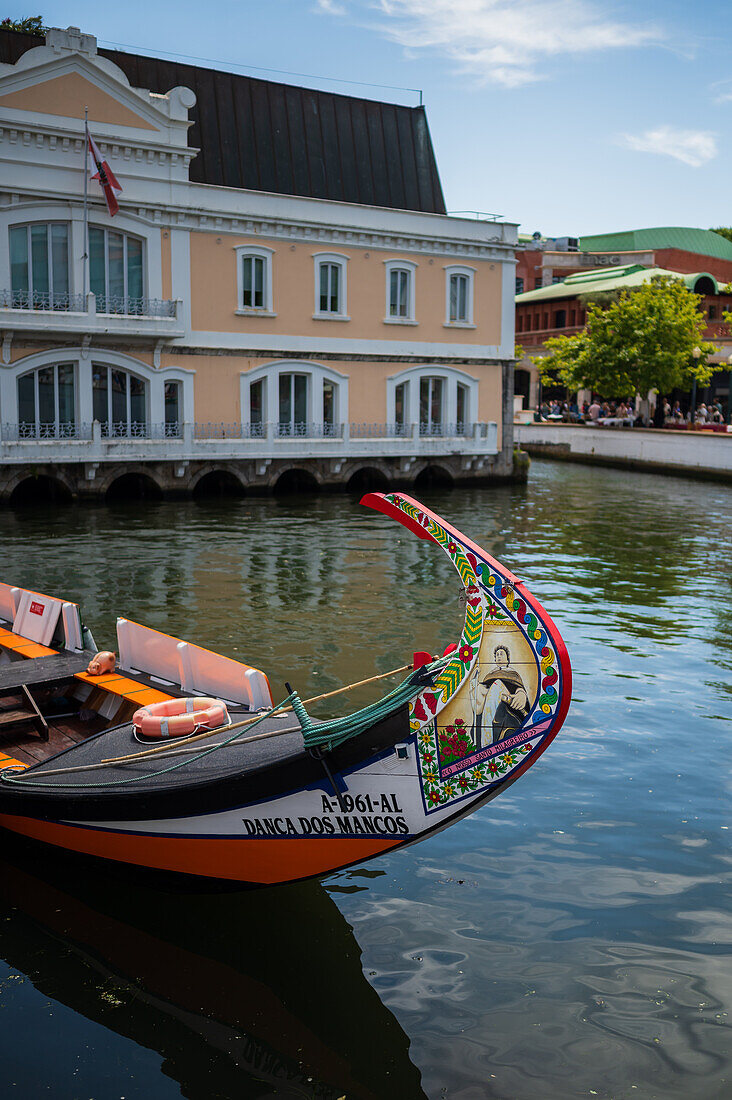 Bootsfahrt durch die Kanäle in einem farbenfrohen, traditionellen Moliceiro-Boot, Aveiro, Portugal