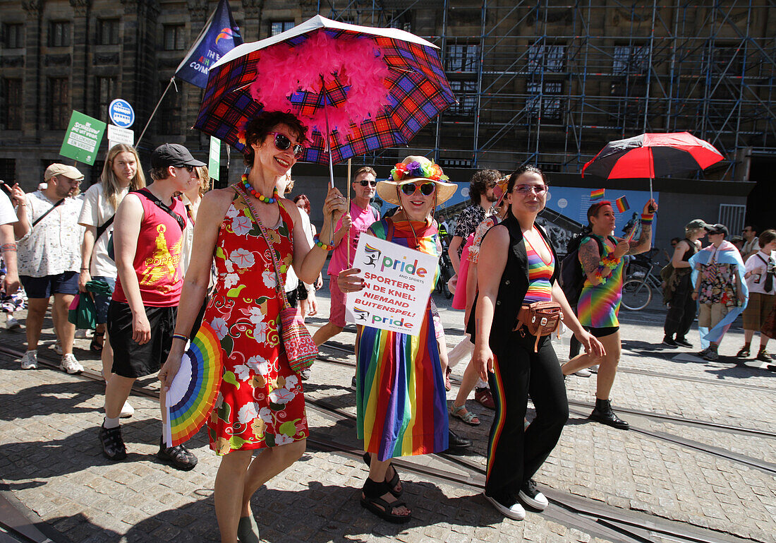 LGBTQ+ Aktivisten und Unterstützer nehmen am 20. Juli 2024 am Pride Walk in Amsterdam, Niederlande, teil. Die LGBTQ+-Gemeinschaft und ihre Unterstützer protestieren, um auf die Tatsache aufmerksam zu machen, dass LGBTQ+-Menschen weltweit diskriminiert und manchmal sogar verhaftet und strafrechtlich verfolgt werden. Nur weil sie so sind, wie sie sind.