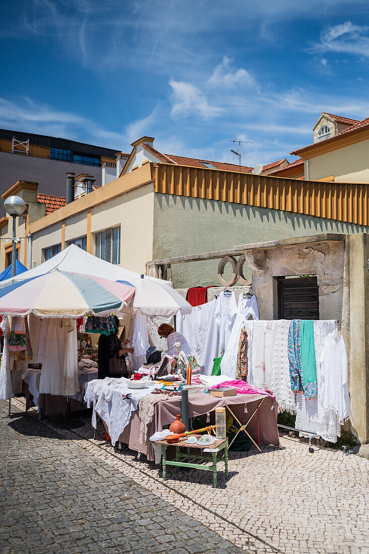 Straße und Flohmarkt in Aveiro, Portugal