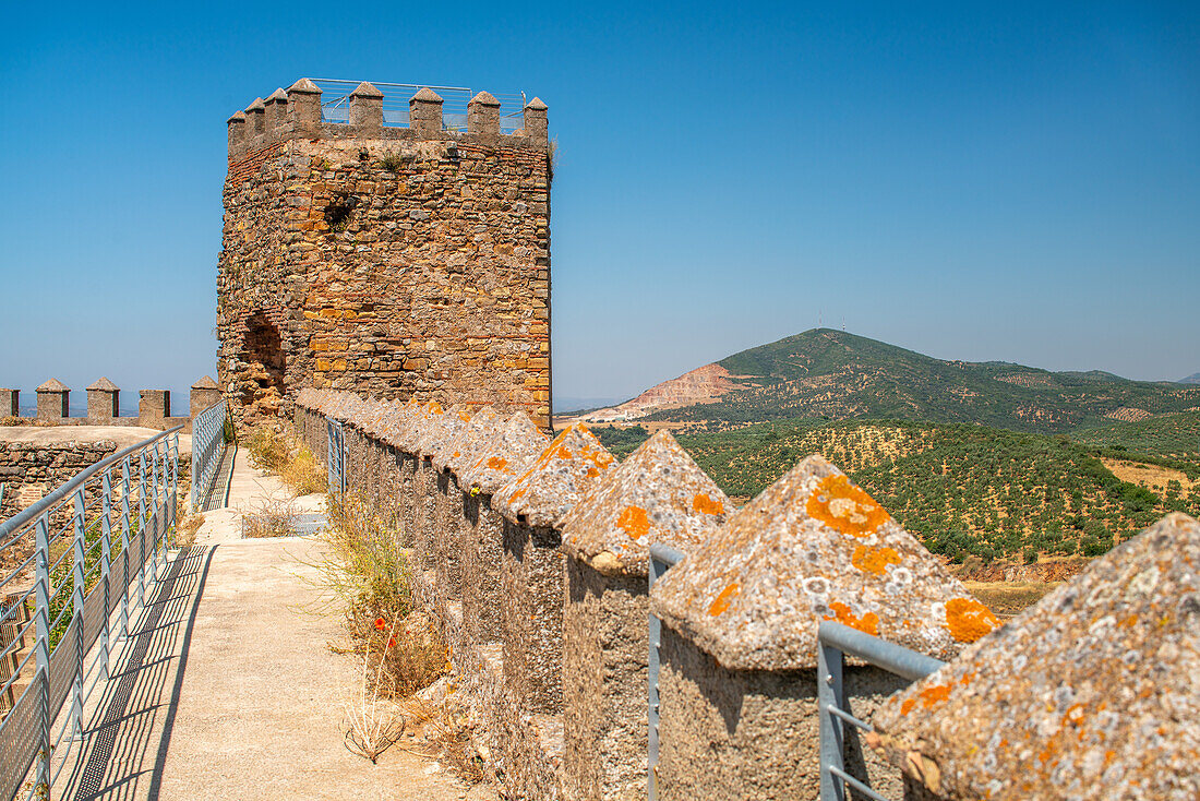 Ein atemberaubender Blick auf eine umgebaute maurische Burg aus dem 14. Jahrhundert in Alanis de la Sierra, Sevilla, Spanien.