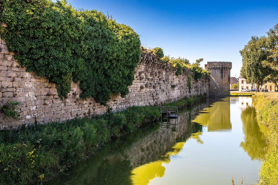 Malerischer Blick auf die historische Stadtmauer von Guerande und den sie umgebenden Graben an einem sonnigen Tag in der Bretagne, Frankreich.