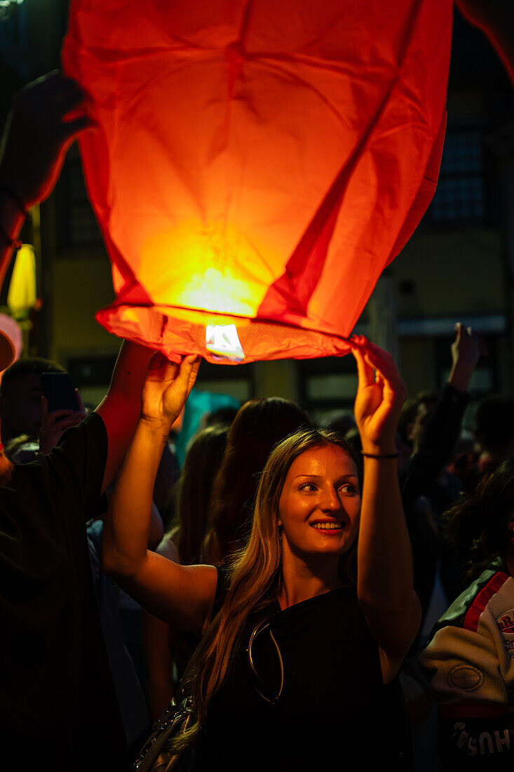 Start eines Heißluftballons während des Johannisfestes in Porto (Festa de Sao Joao do Porto ) in der Nacht zum 23. Juni (Johannisnacht) in der Stadt Porto, Portugal