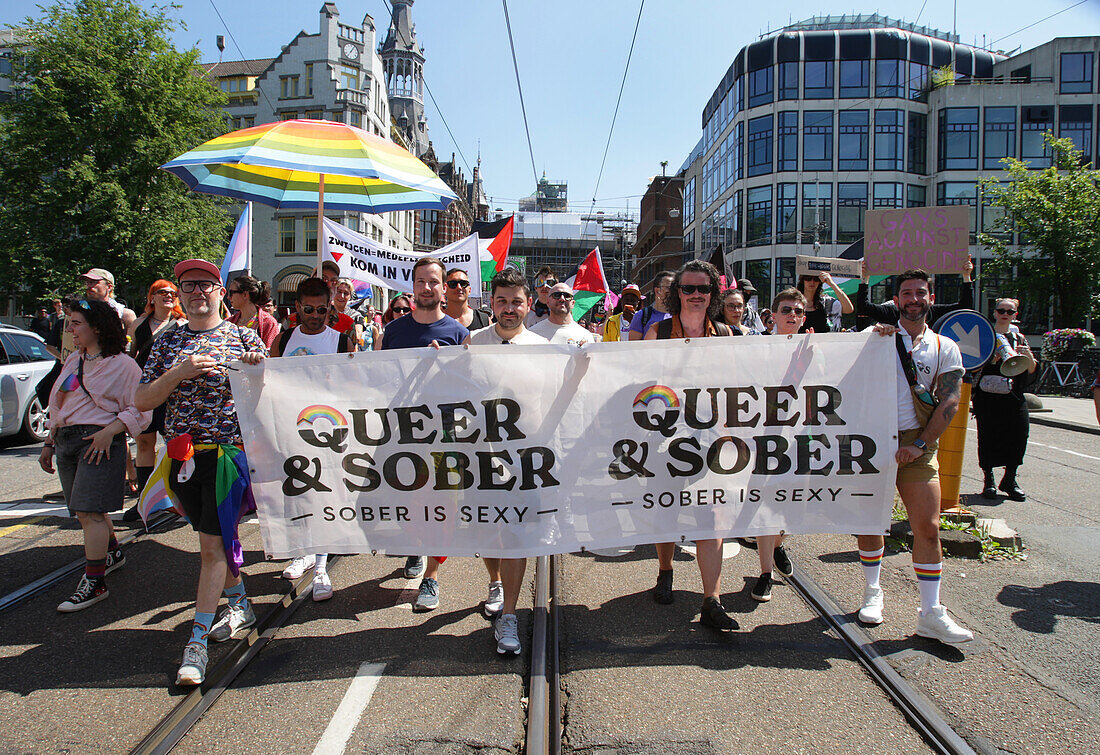 LGBTQ+ Aktivisten und Unterstützer nehmen am 20. Juli 2024 in Amsterdam, Niederlande, am Pride Walk teil. Die LGBTQ+-Gemeinschaft und ihre Unterstützer protestieren, um auf die Tatsache aufmerksam zu machen, dass LGBTQ+-Menschen weltweit diskriminiert und manchmal sogar verhaftet und strafrechtlich verfolgt werden. Nur weil sie so sind, wie sie sind.