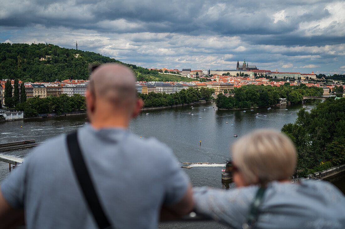 Rooftop-Bar mit Blick auf The Dancing House oder Ginger and Fred (Tancící dum) ist der Spitzname des Nationale-Nederlanden-Gebäudes auf dem Rašínovo nábreží in Prag, Tschechische Republik.