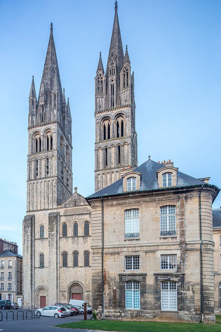 Die historische Herrenabtei in Caen mit ihren gotischen Türmen vor einem heiteren Himmel.