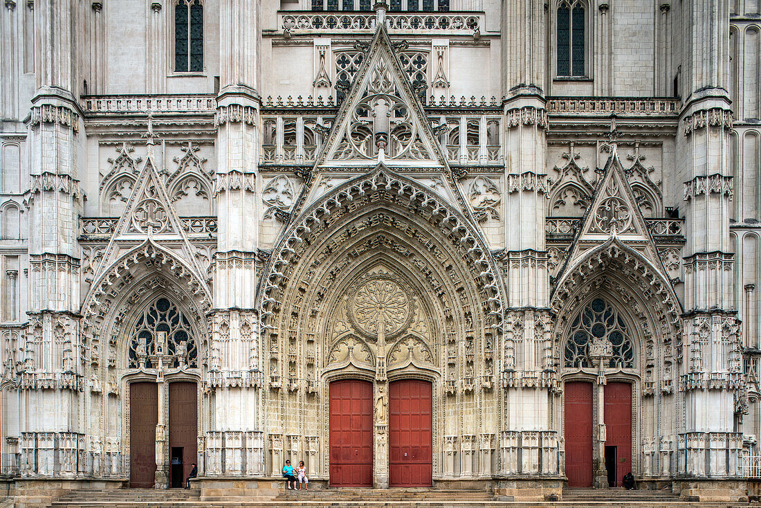 Touristen, die die prächtige Kathedrale St. Pierre et St. Paul am Platz Saint-Pierre in Nantes, Frankreich, besichtigen.