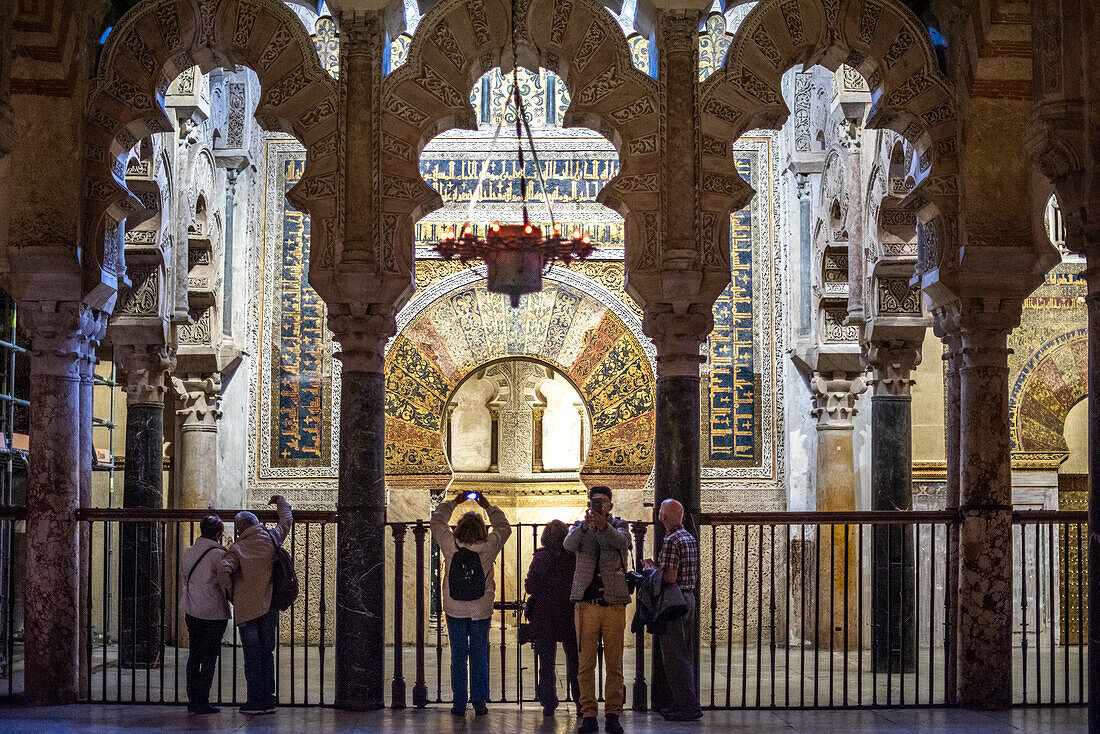 Touristen bewundern die komplizierten Details des Mihrab in der historischen Moschee von Cordoba in Andalusien, Spanien.