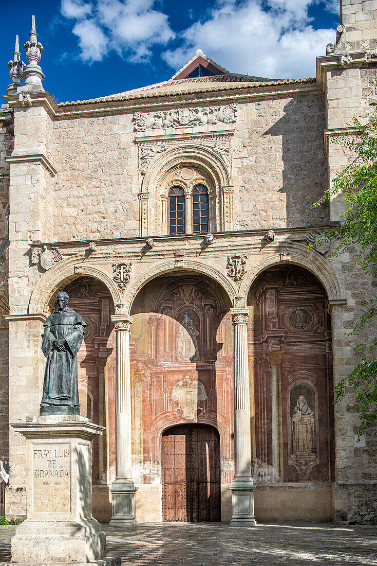 Die Fassade der Iglesia de Santo Domingo aus dem 16. Jahrhundert in Granada, Andalusien, Spanien, mit ihrer klassischen Architektur und historischen Statuen.