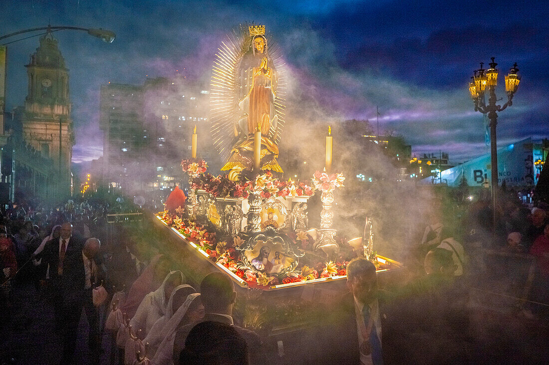 Dia de la Virgen de Guadalupe (Fest der Jungfrau von Guadalupe) und Parade in Guatemala-Stadt.