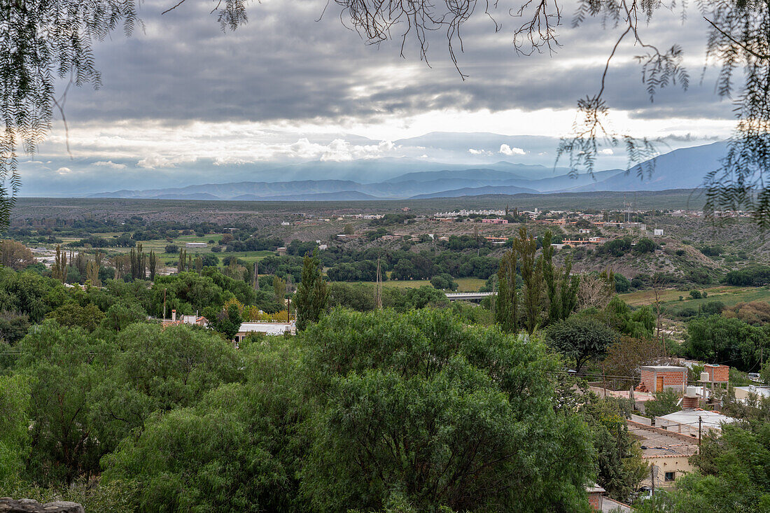 Blick auf einen Teil von Calchi, Argentinien, über das Tal des Rio Calchaqui in der Provinz Salta.