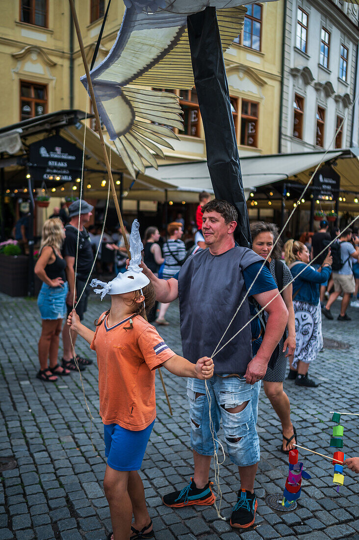 Puppenkorso vom Marián-Platz zum Altstädter Ring während des Prager Straßentheaterfestivals Hinter der Tür, Prag, Tschechische Republik