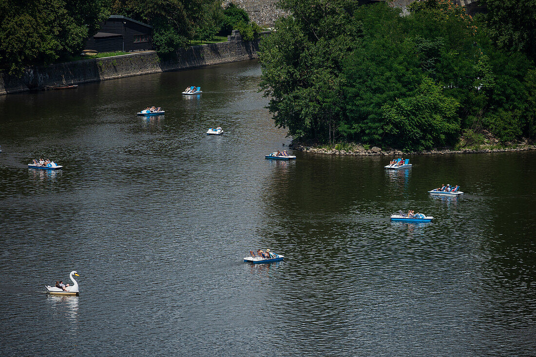 Tretboote auf dem Fluss Vtlava, Prag, Tschechische Republik