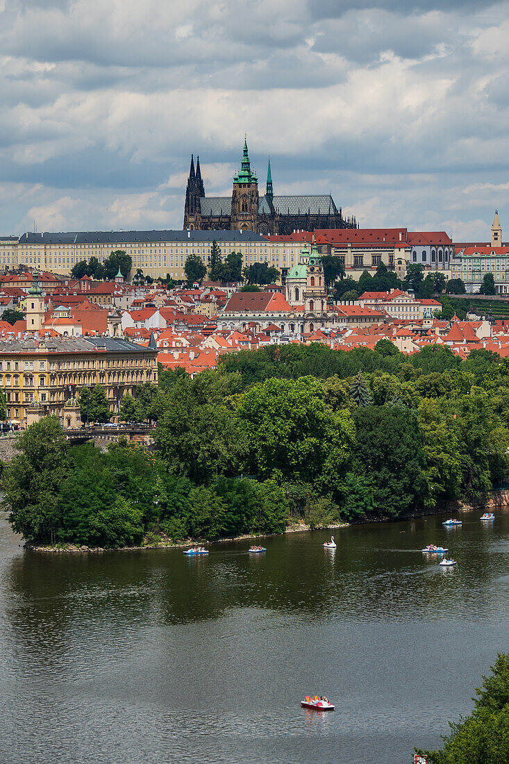 Blick auf die Stadt von der Bar auf dem Dach des Dancing House oder Ginger and Fred (Tancící dum), dem Spitznamen für das Gebäude der Nationale-Nederlanden auf dem Rašínovo nábreží in Prag, Tschechische Republik