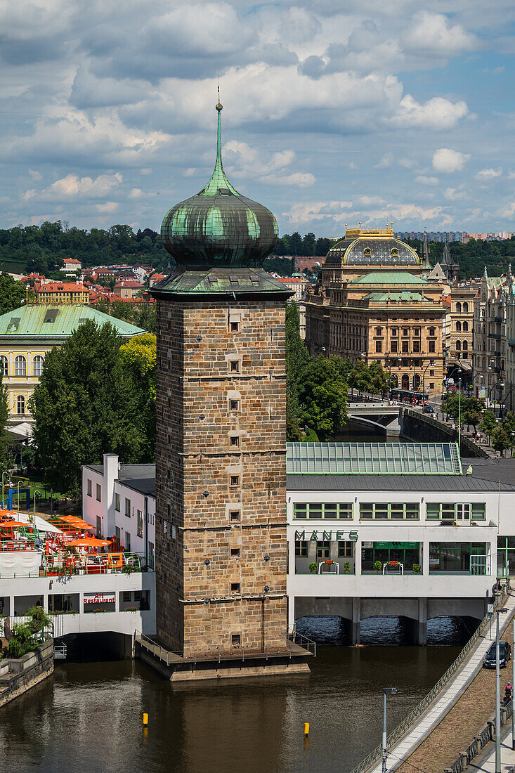 Blick auf die Stadt von der Dachterrassenbar des Dancing House oder Ginger and Fred (Tancící dum), dem Spitznamen des Nationale-Nederlanden-Gebäudes auf dem Rašínovo nábreží in Prag, Tschechische Republik