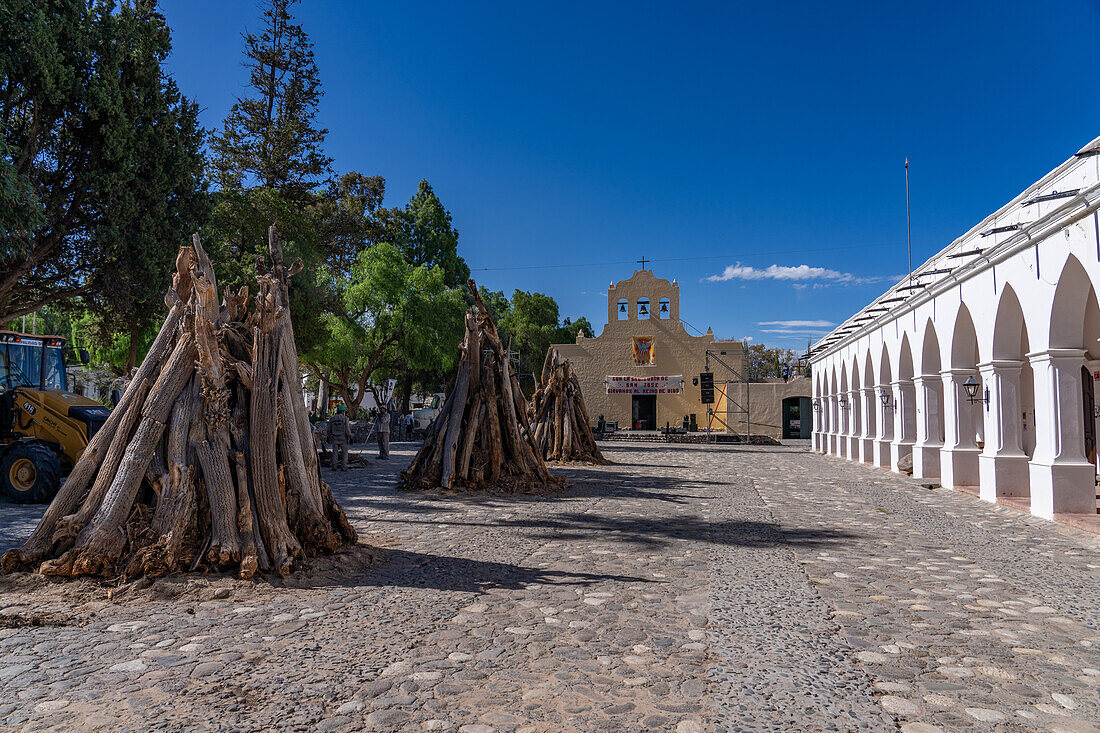 Große Stapel von Kaktusholz vor der Kirche für Lagerfeuer zur Feier des Sankt-Josephs-Tages in Cachi, Argentinien.