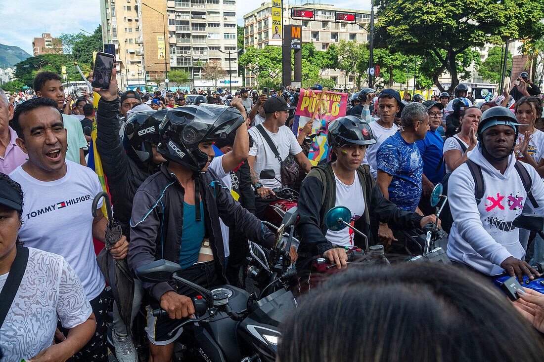 Protest der Menschen in Venezuela gegen die gefälschten Präsidentschaftswahlen, aus denen Nicolas Maduro mit 51 % der Stimmen als Sieger hervorging.