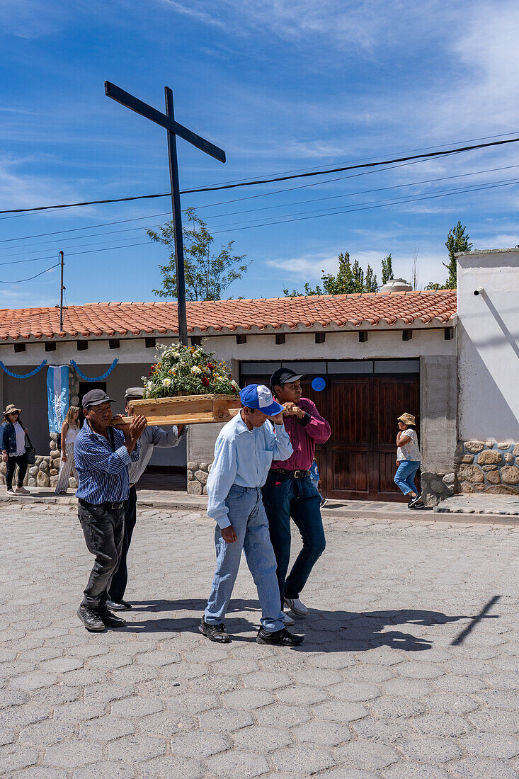 Gemeindemitglieder tragen religiöse Statuen und Ikonen bei der Prozession am Tag des Heiligen Josef in Cachi, Argentinien.