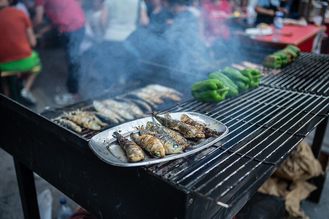 Traditionelle gegrillte Sardinen während des Johannisfestes in Porto (Festa de Sao Joao do Porto ) in der Nacht zum 23. Juni (Johannisnacht) in der Stadt Porto, Portugal