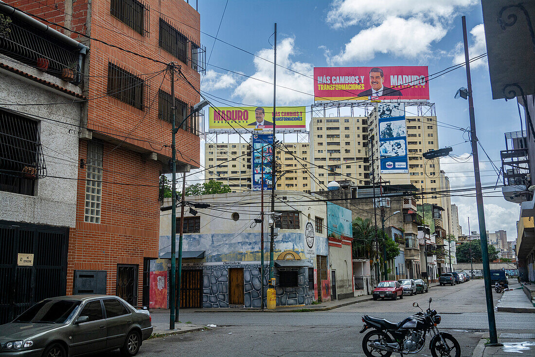 Plakatwände und Wandmalereien in den Straßen von Caracas, die für die Wahl von Präsident Nicolas Maduro in Venezuela werben