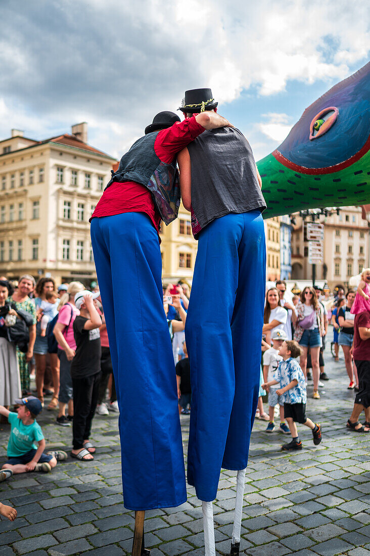 Puppenkorso vom Marienplatz zum Altstädter Ring während des Prager Straßentheaterfestivals Behind the Door, Prag, Tschechische Republik