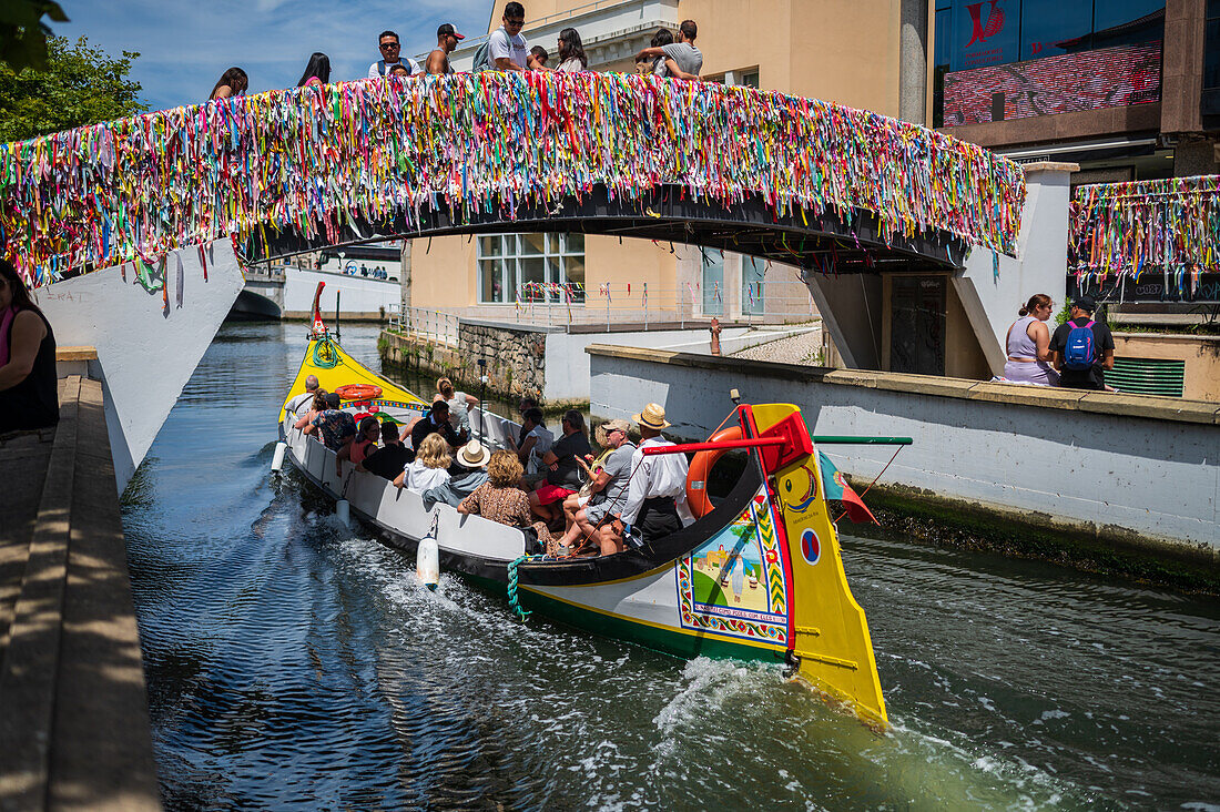 Bootsfahrt durch die Kanäle in einem farbenfrohen, traditionellen Moliceiro-Boot, Aveiro, Portugal