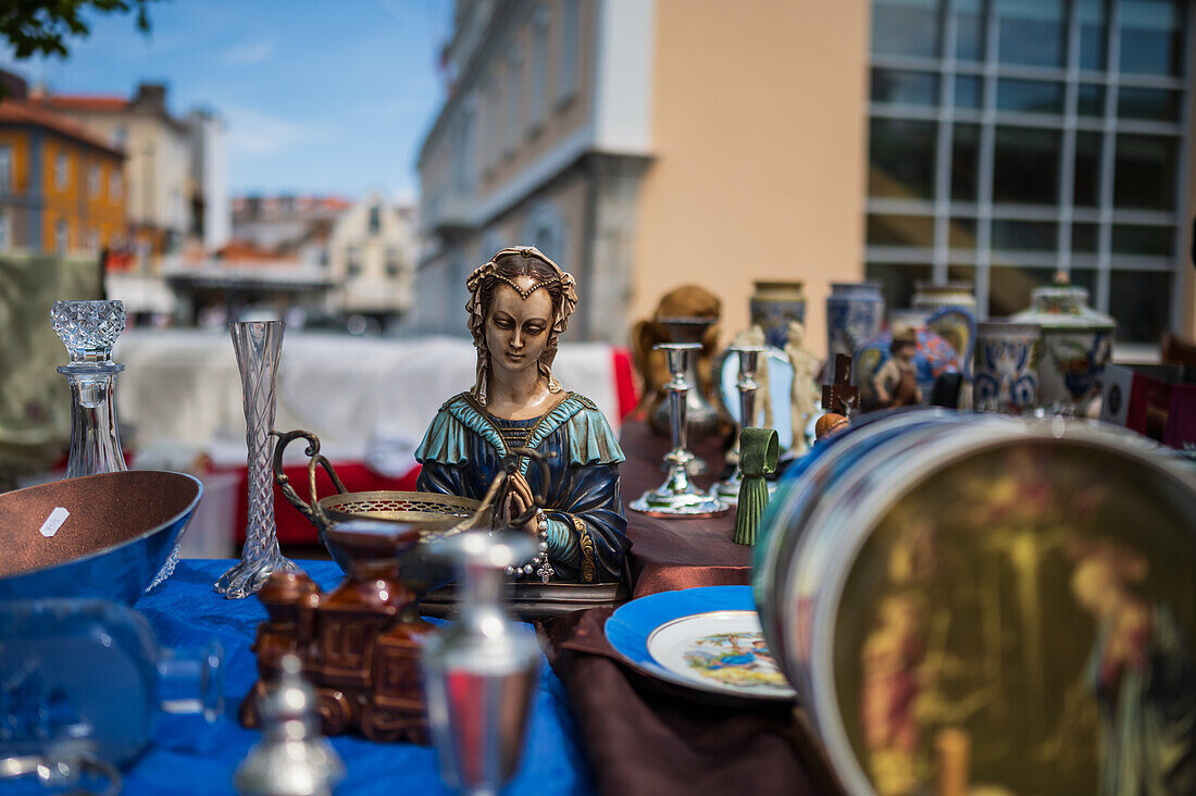 Straße und Flohmarkt in Aveiro, Portugal