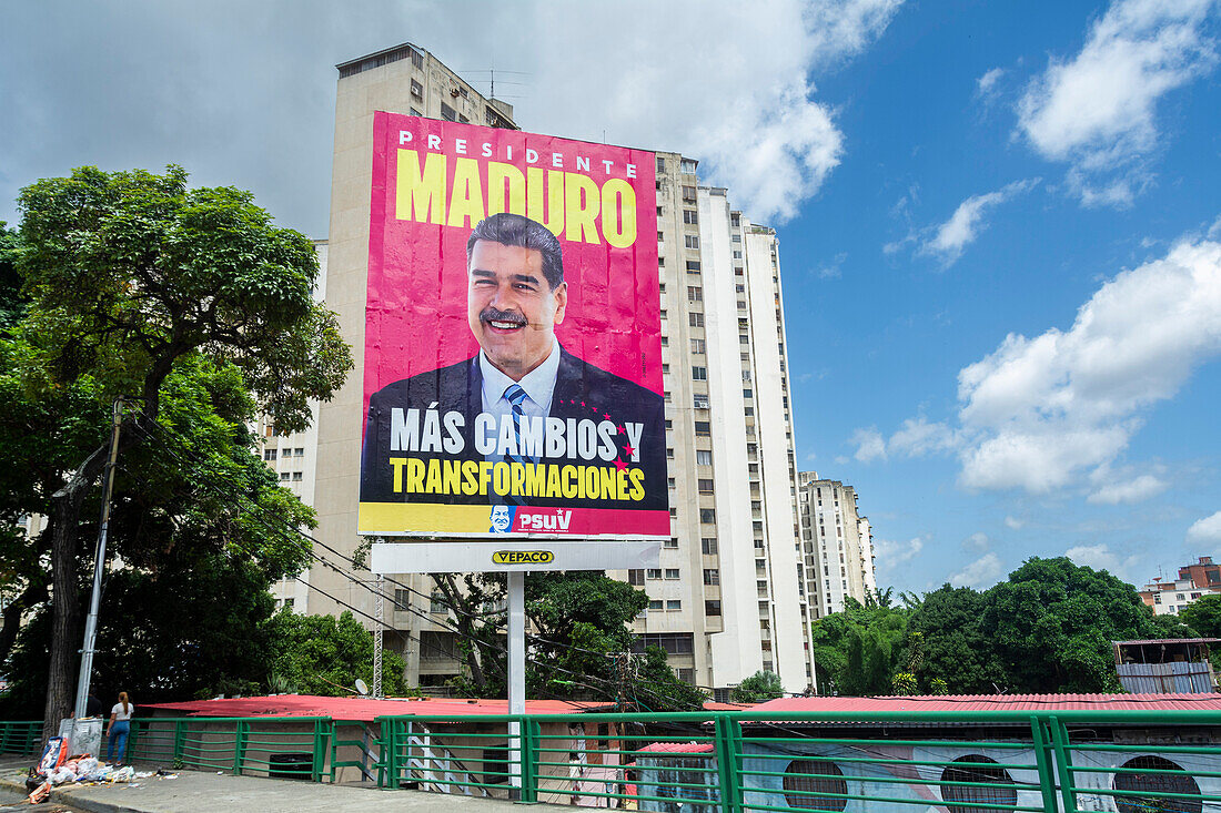 Plakatwände und Wandmalereien in den Straßen von Caracas, die für die Wahl von Präsident Nicolas Maduro in Venezuela werben