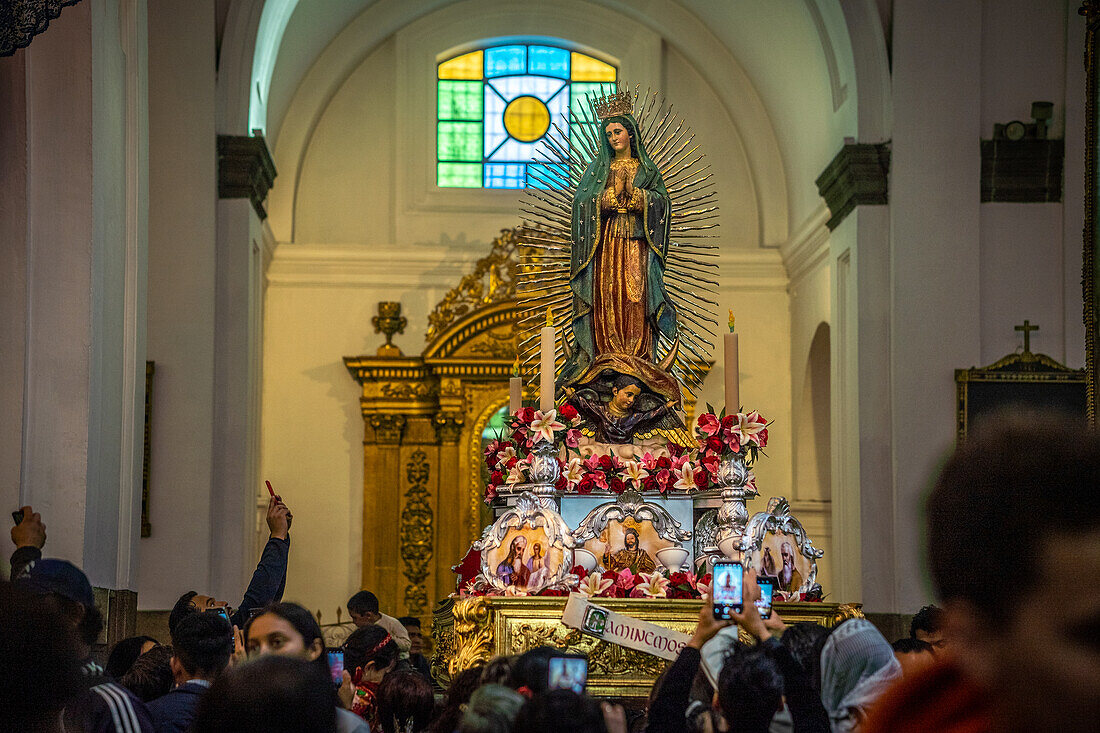 Dia de la Virgen de Guadalupe (Fest der Jungfrau von Guadalupe) und Parade in Guatemala-Stadt.