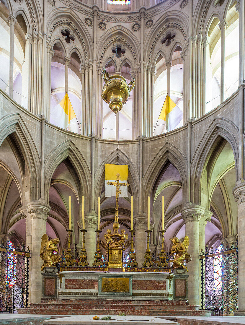 Der kunstvolle Altar in der Männerabtei, der Kirche Saint Etienne, in Caen, Normandie, Frankreich. Schöne gotische Architektur und religiöse Kunst.