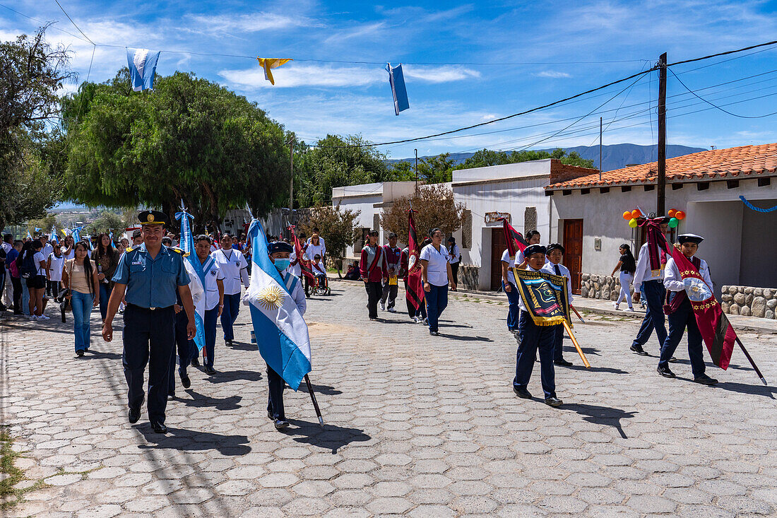 Jugendgruppen marschieren bei der Prozession am Tag des Heiligen Josef in Cachi, Argentinien.