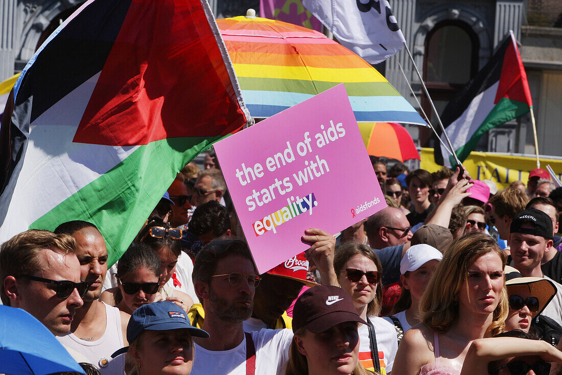 LGBTQ+ Aktivisten und Unterstützer nehmen am 20. Juli 2024 in Amsterdam, Niederlande, am Pride Walk teil. Die LGBTQ+-Gemeinschaft und ihre Unterstützer protestieren, um auf die Tatsache aufmerksam zu machen, dass LGBTQ+-Menschen weltweit diskriminiert und manchmal sogar verhaftet und strafrechtlich verfolgt werden. Weil sie so sind, wie sie sind.