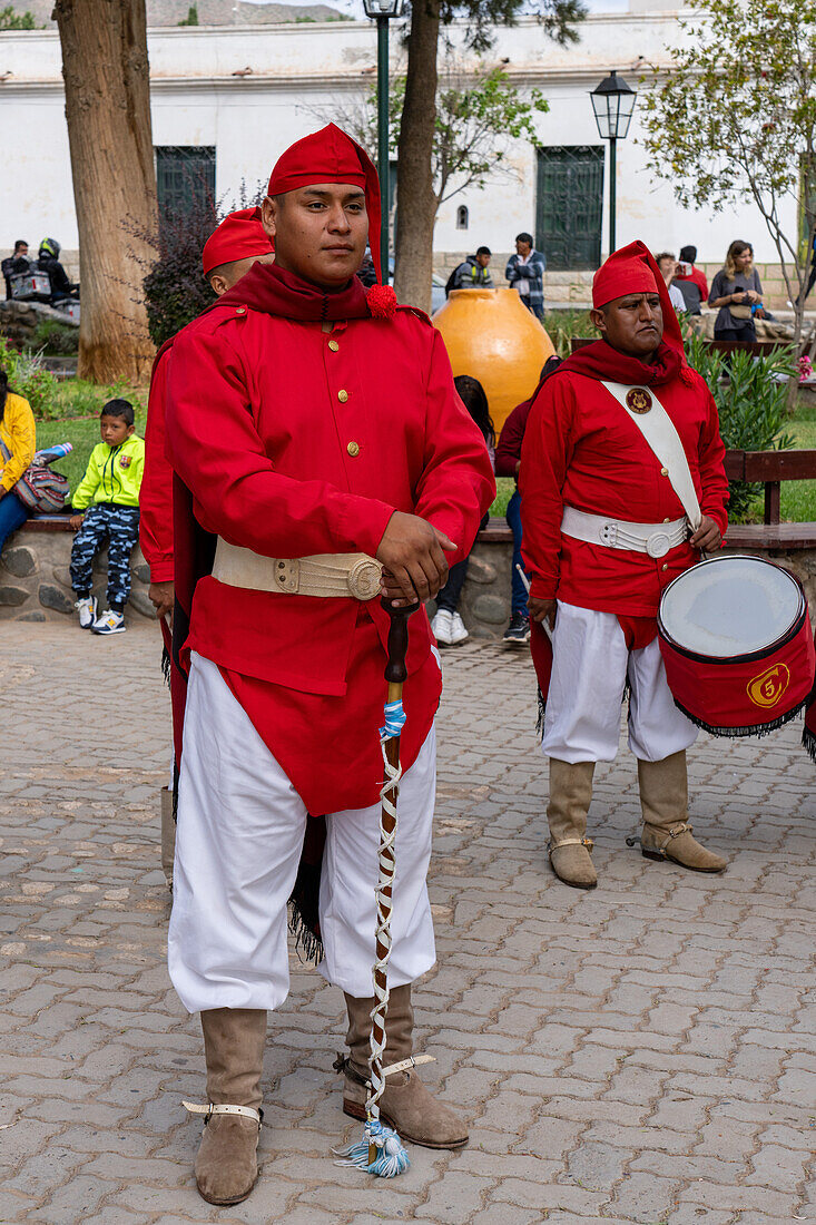 Die Band der Infernales de Guemes, des 5. Gebirgsjägerregiments, spielt bei einem Festival in Cachi, Argentinien. Die Uniformen sind denen nachempfunden, die die ursprüngliche Gaucho-Miliz von General Guemes im Jahr 1815 trug.