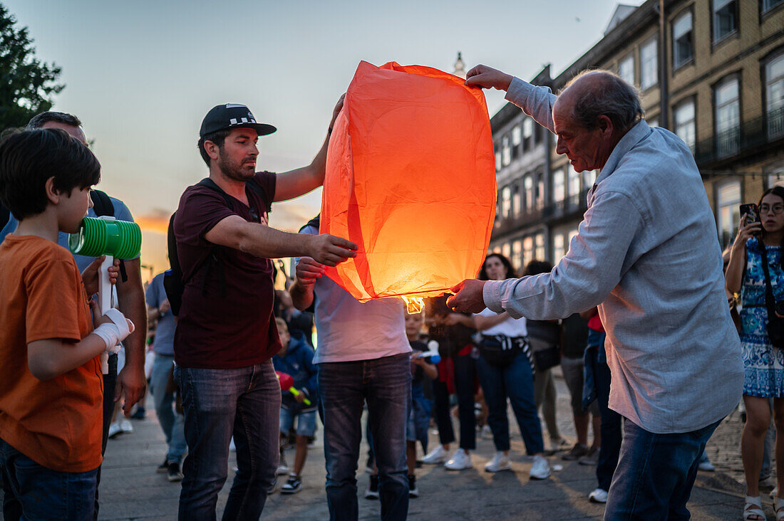 Heißluftballons starten während des Johannisfestes in Porto (Festa de Sao Joao do Porto ) in der Nacht zum 23. Juni (Johannisnacht) in der Stadt Porto, Portugal