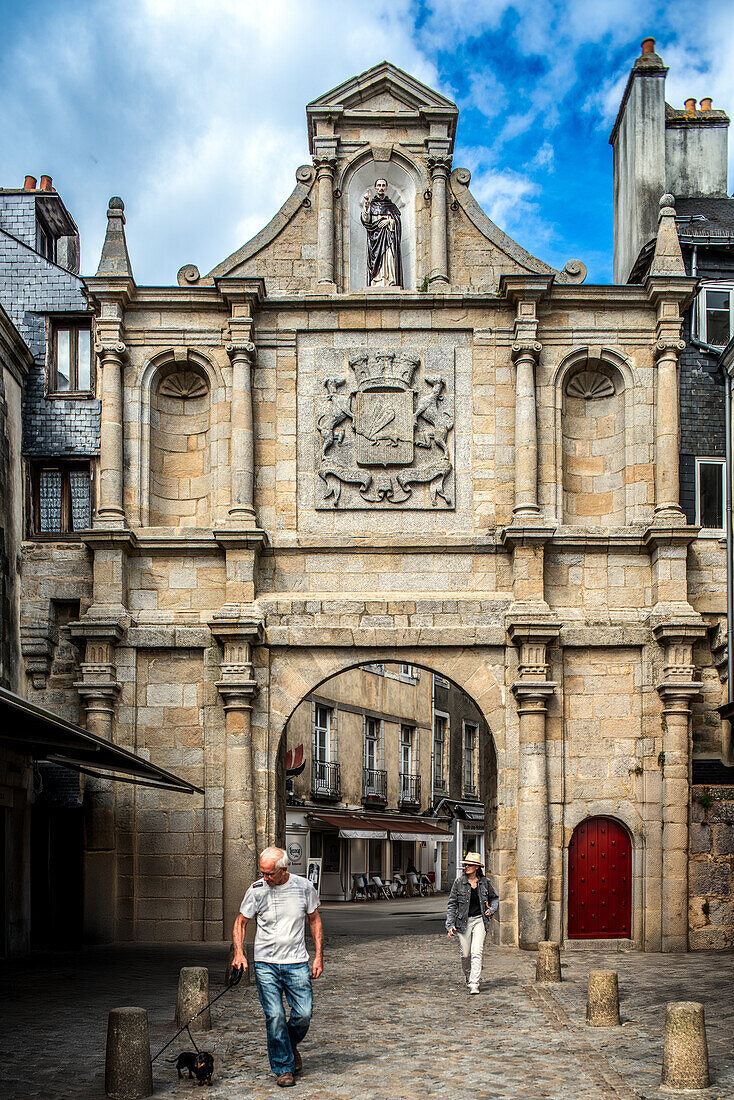 Blick auf die Porte Saint Vincent in Vannes, Bretagne, Frankreich, mit historischer Architektur und Spaziergängern in der Nähe.