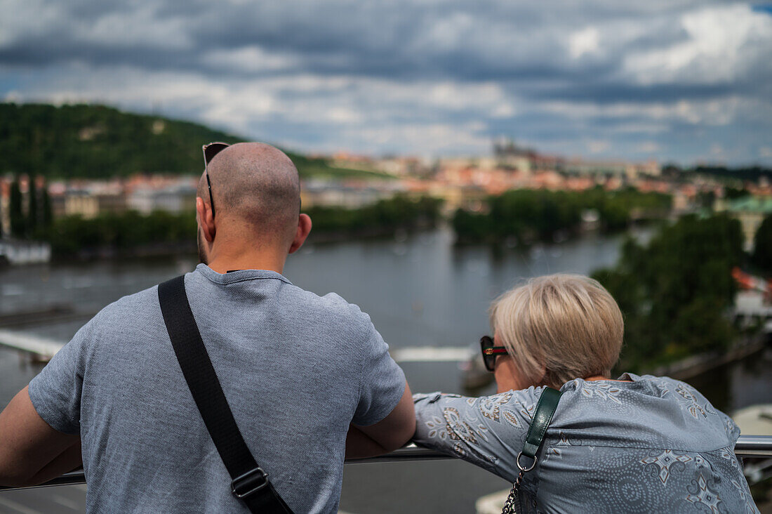 Rooftop-Bar mit Blick auf The Dancing House oder Ginger and Fred (Tancící dum) ist der Spitzname für das Gebäude der Nationale-Nederlanden auf dem Rašínovo nábreží in Prag, Tschechische Republik.