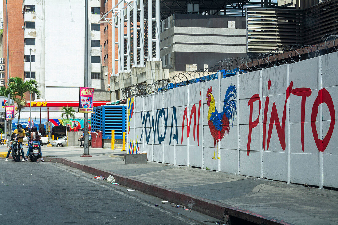 Plakatwände und Wandmalereien in den Straßen von Caracas, die für die Wahl von Präsident Nicolas Maduro in Venezuela werben