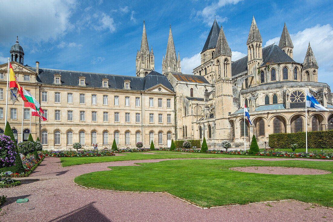 Blick auf das historische Rathaus und die Abtei der Männer in Caen, Normandie, Frankreich, an einem sonnigen Tag. Beeindruckende Architektur und schöner Garten.