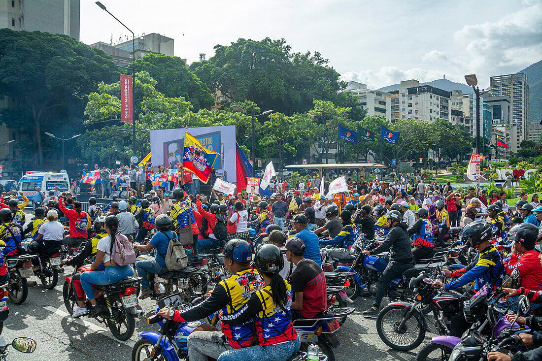 Abschluss des Wahlkampfes in Venezuela. Anhänger von Präsident Nicolas Maduro spazieren am letzten Tag des Wahlkampfes durch die Stadt Caracas. Die Präsidentschaftswahlen finden am Sonntag, dem 28. Juli, statt.