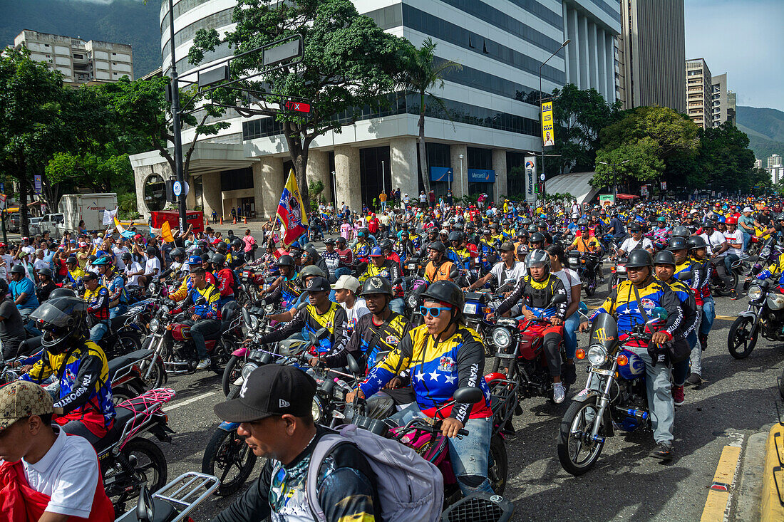 Abschluss des Wahlkampfes in Venezuela. Anhänger von Präsident Nicolas Maduro spazieren am letzten Tag des Wahlkampfes durch die Stadt Caracas. Die Präsidentschaftswahlen finden am Sonntag, dem 28. Juli, statt.