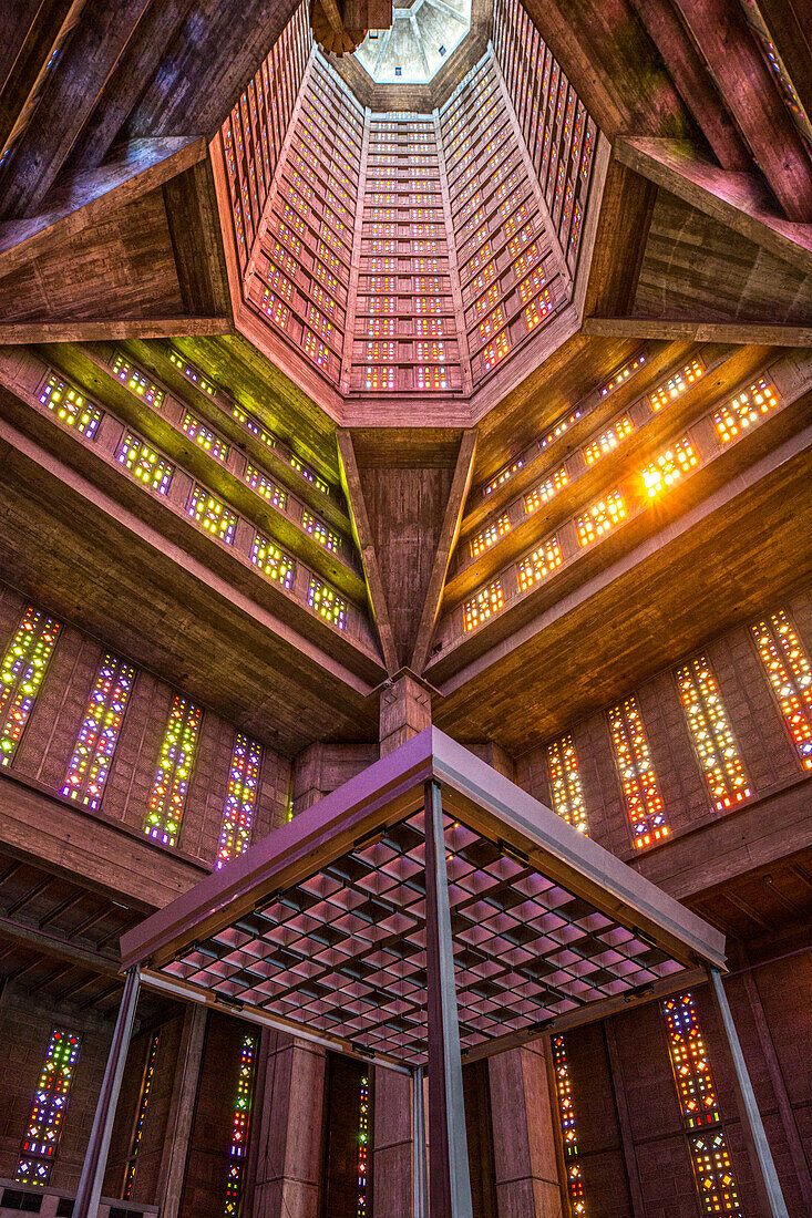 Das Innere der St.-Josephs-Kirche in Le Havre zeigt das modernistische Design von Auguste Perret mit lebhaften Glasmalereien.