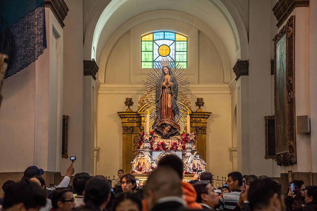 Dia de la Virgen de Guadalupe (Fest der Jungfrau von Guadalupe) und Parade in Guatemala-Stadt.